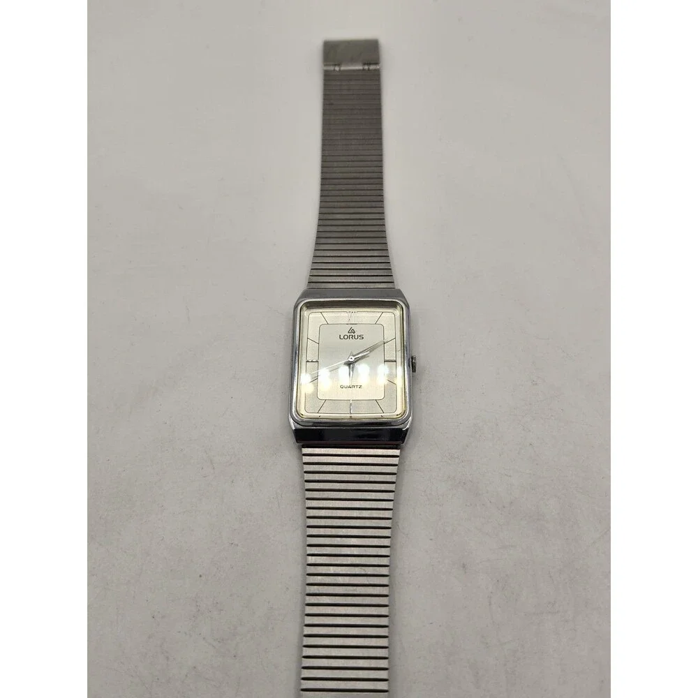 Vintage LORUS Watch Y131-5230 Silver Tone Stainless Steel 25mm Watch. New Batt